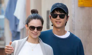 Vợ Song Joong Ki sinh con gái