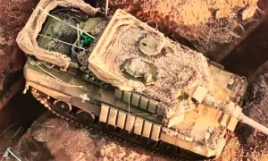 Xe tăng Leopard 2 Ukraine lọt hào, hứng đòn của drone Nga